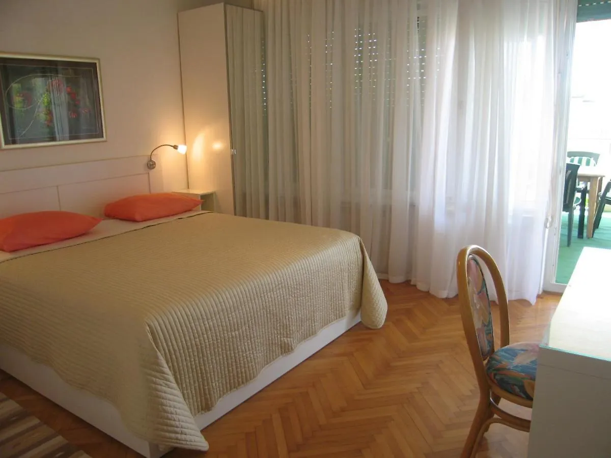 Apartment Petrinic V Pula 0*,  Croatia